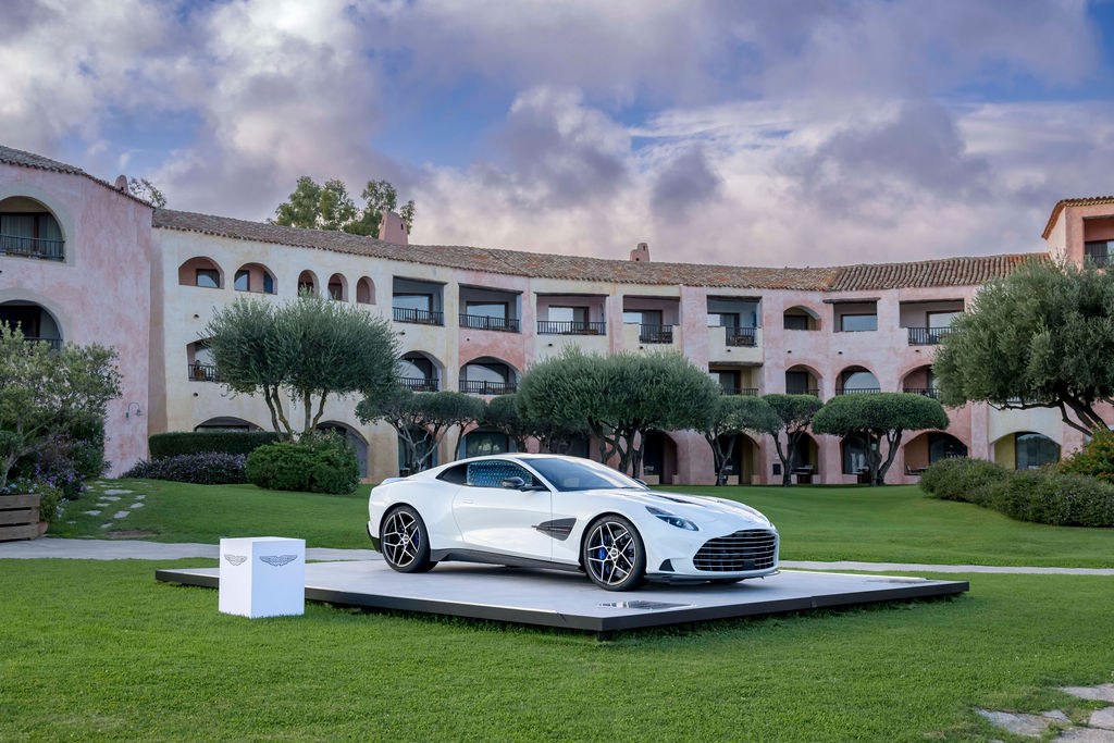 Aston Martin Vanquish V12 – A Drive in Sardinia's Pure Luxury