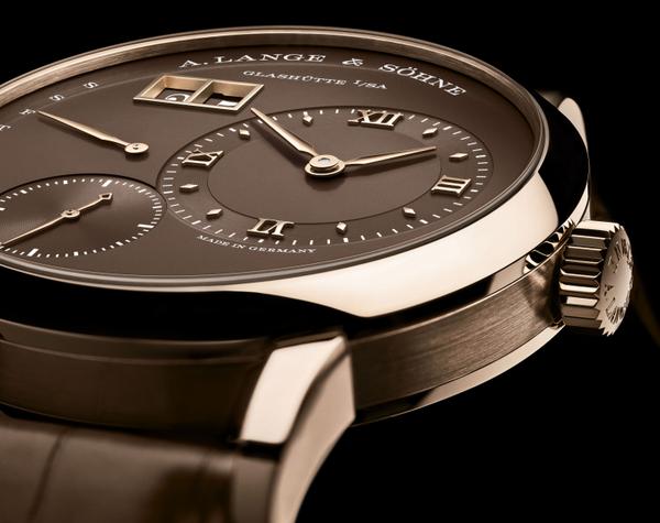 LANGE 1 DAYMATIC HONEYGOLD: the mirror image with a quiet gleam