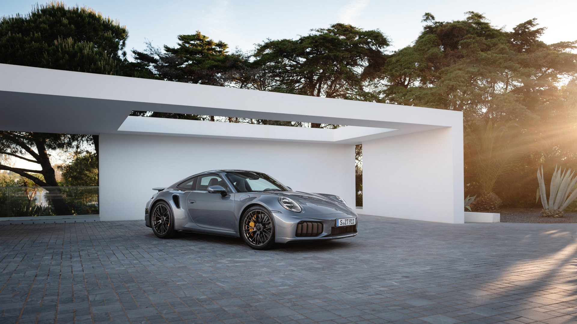 The Porsche 911 Turbo S grows up: hybrid brains, old‑school muscle
