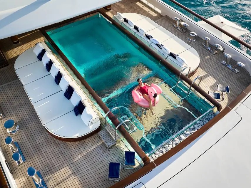 Yacht swimingpool