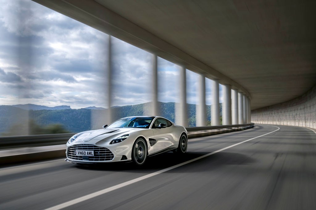 Aston Martin Vanquish V12 – A Drive in Sardinia’s Pure Luxury